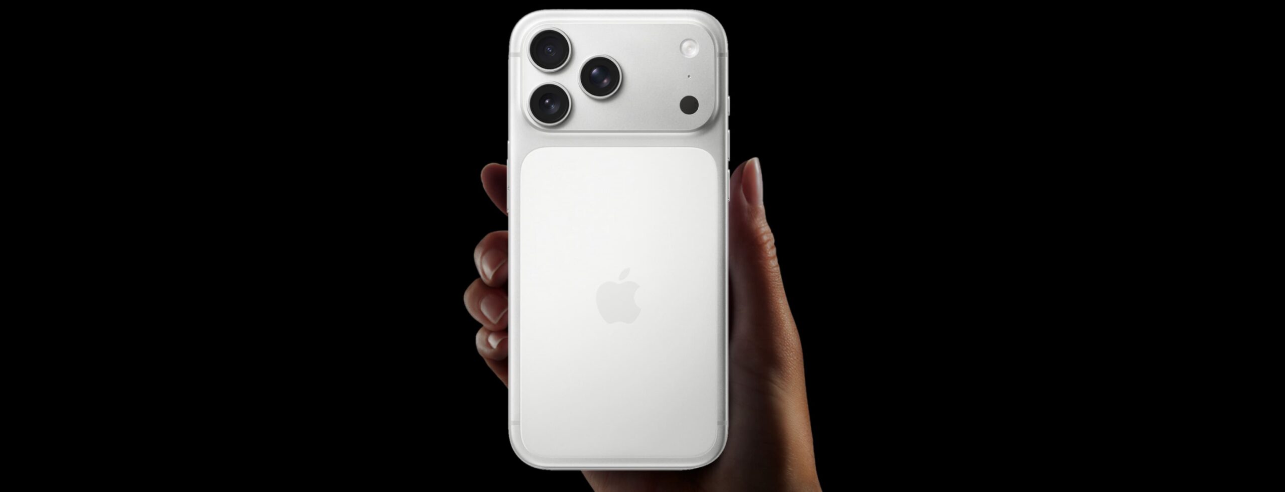 iPhone 17 Pro Silver в руке