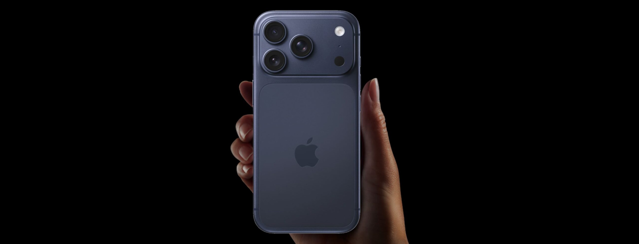 iPhone 17 Pro Max Deep Blue в руке
